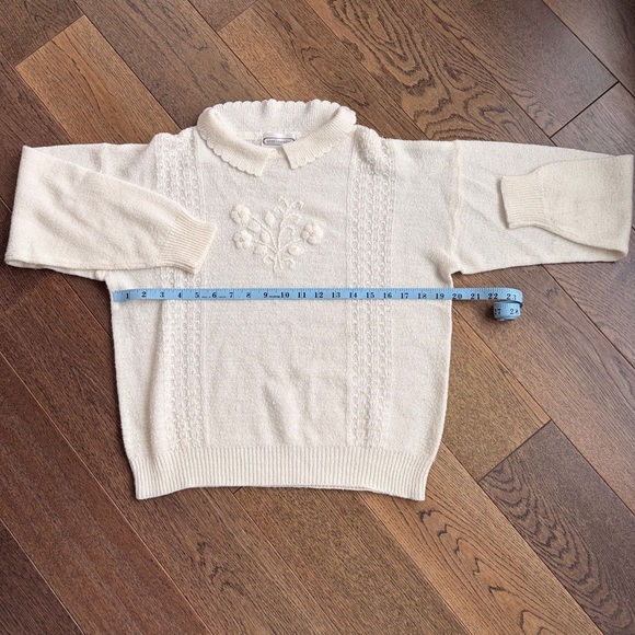 sentiment Sweaters - Elegant Cream Women's Sweater with Floral Embroidery